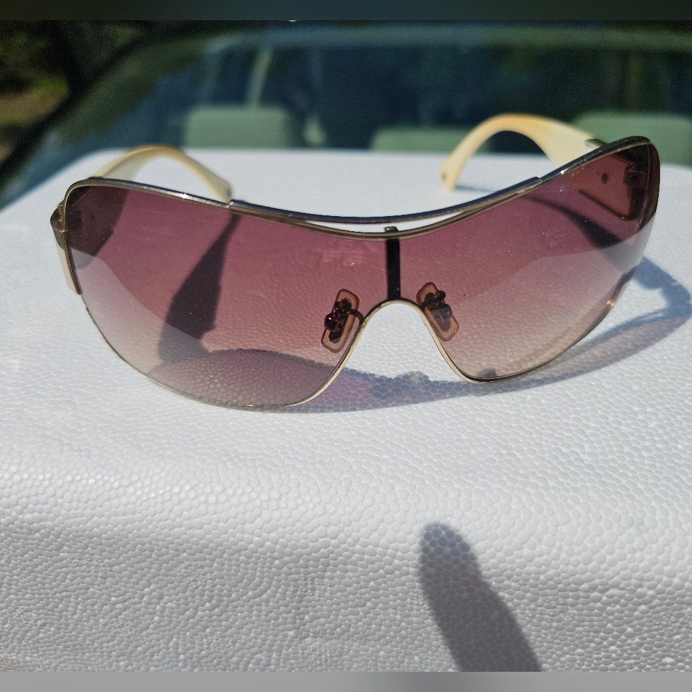 COACH SUNGLASSES AND CLAM SHELL CASE - Picture 2 of 14